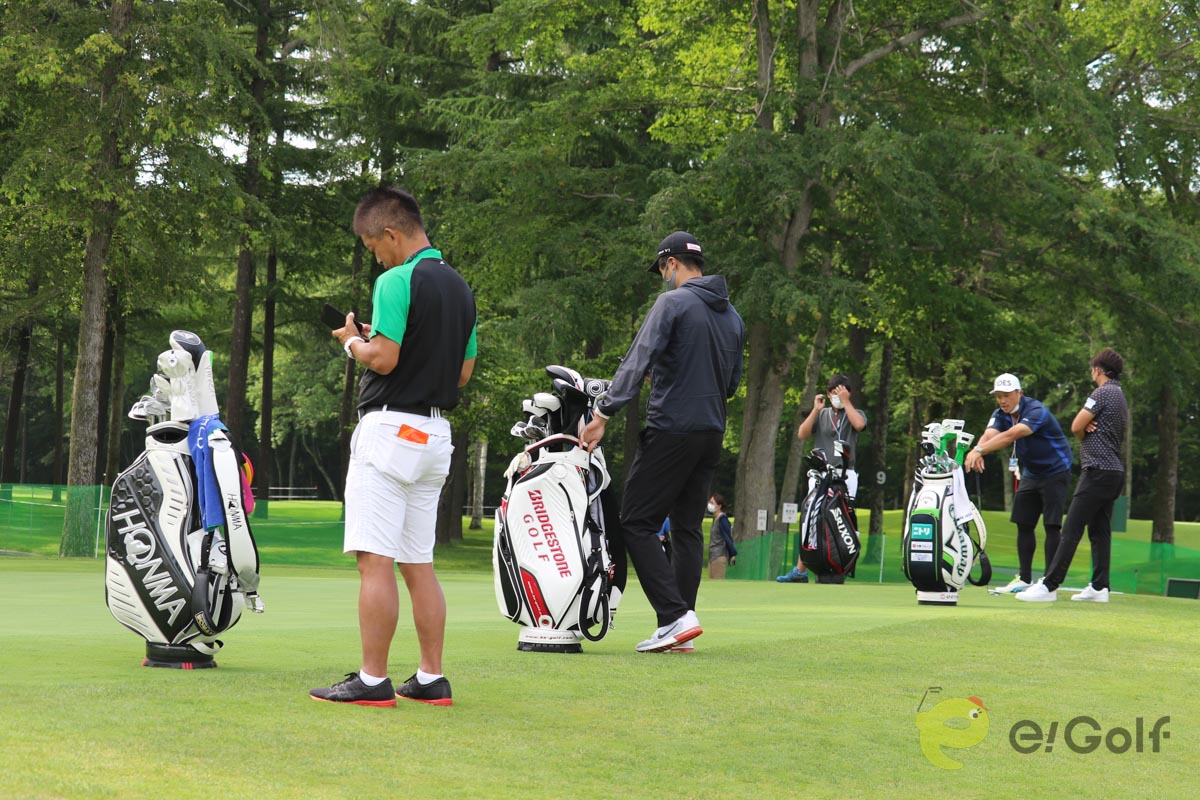 練習を見守るプロキャディー　写真：e!Golf編集部